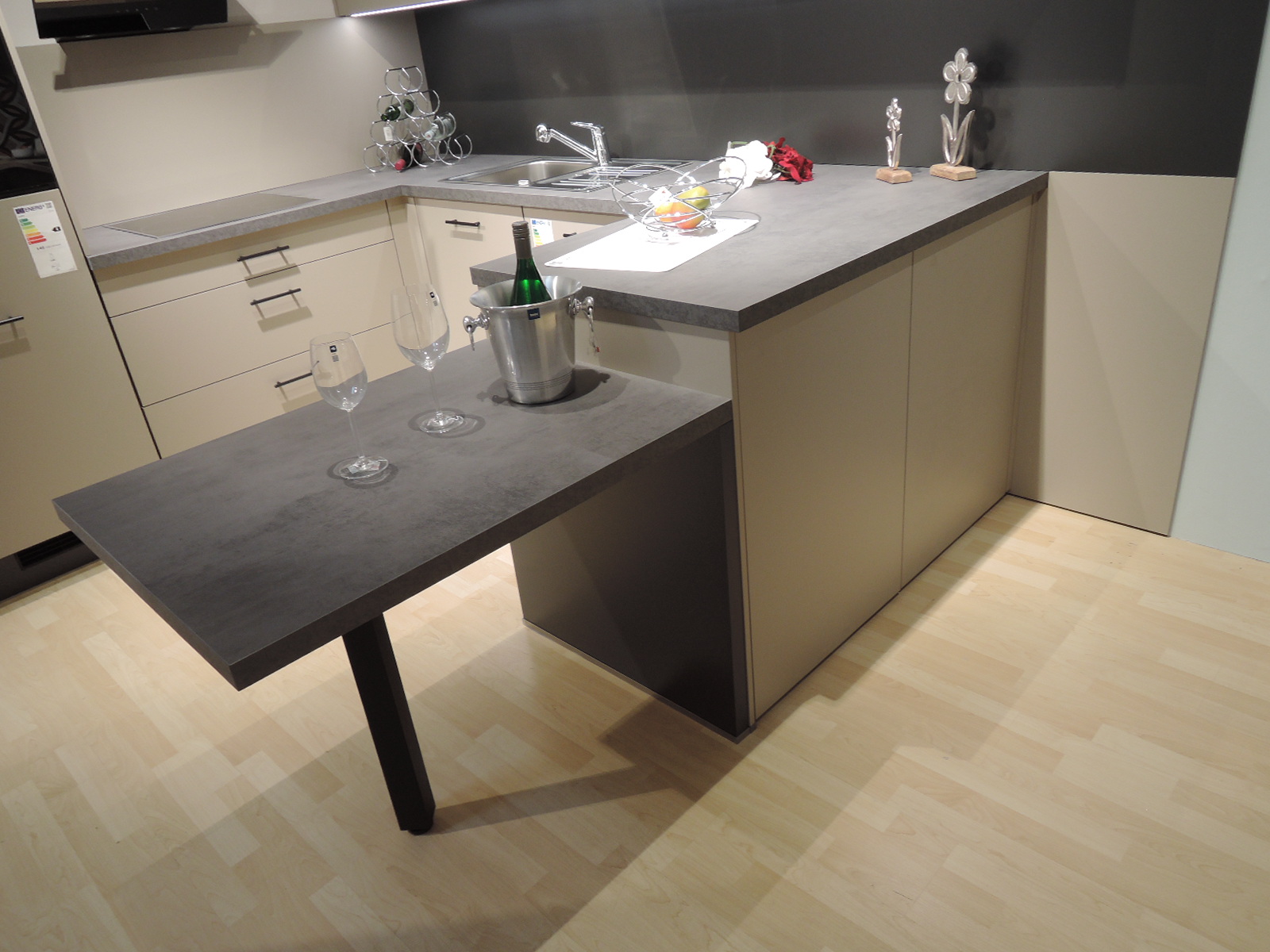 Blick auf die rechte Außenseite der U-Küche mit Tisch