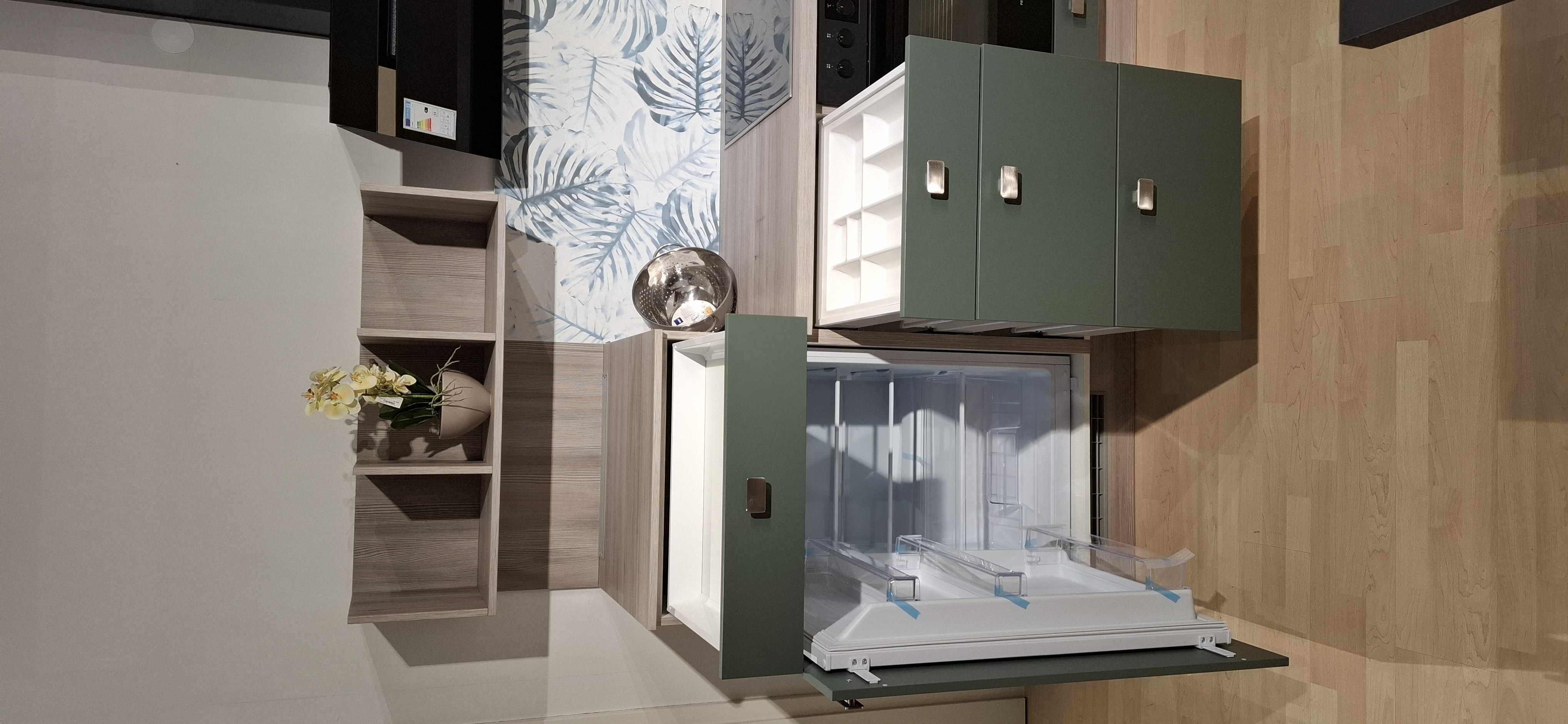 Blick in den geöffneten Vollraum-Kühlschrank mit darüberliegender Schublade und geöffneten Schubladen und Auszügen rechts vom Kühlgerät