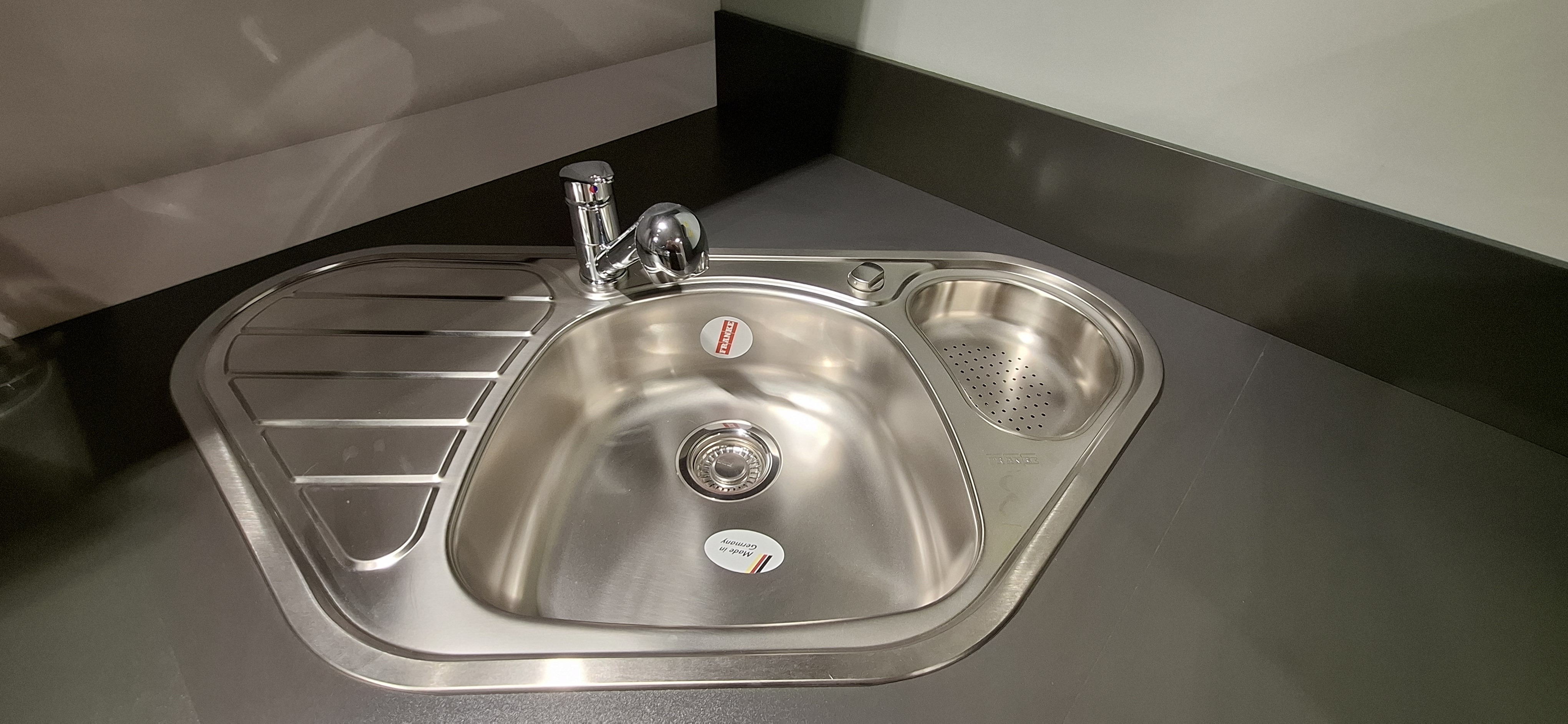 Einbauküche IP 1200 der Marke Impuls Weitere  Blick in die Edelstahl Einbauspüle und auf die Armatur