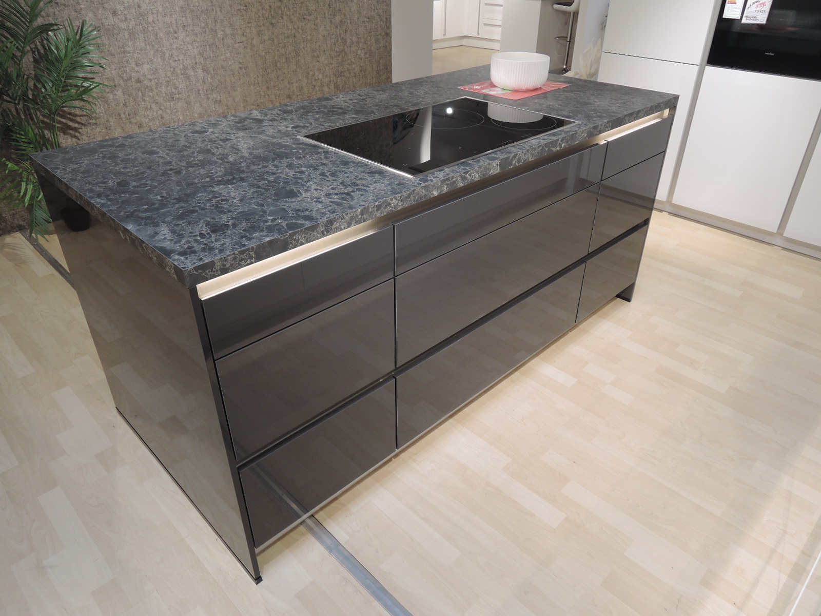 Direktansicht auf die Vorderseite der Kochinsel 