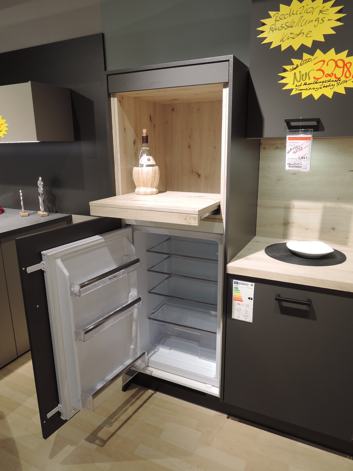 Blick in den geöffneten Einbau-Kühlschrank