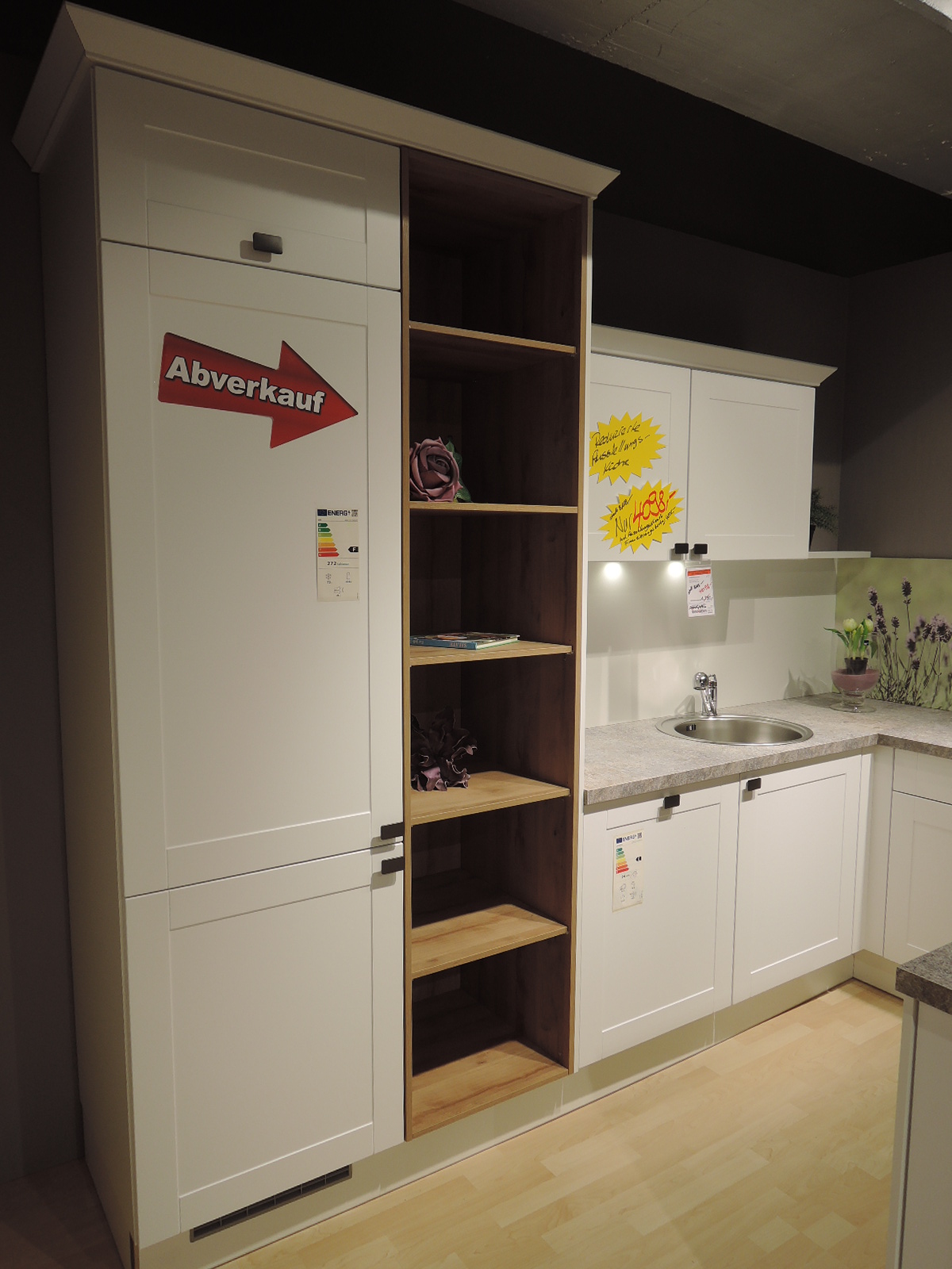 Blick auf die linke Seite der L-Küche 