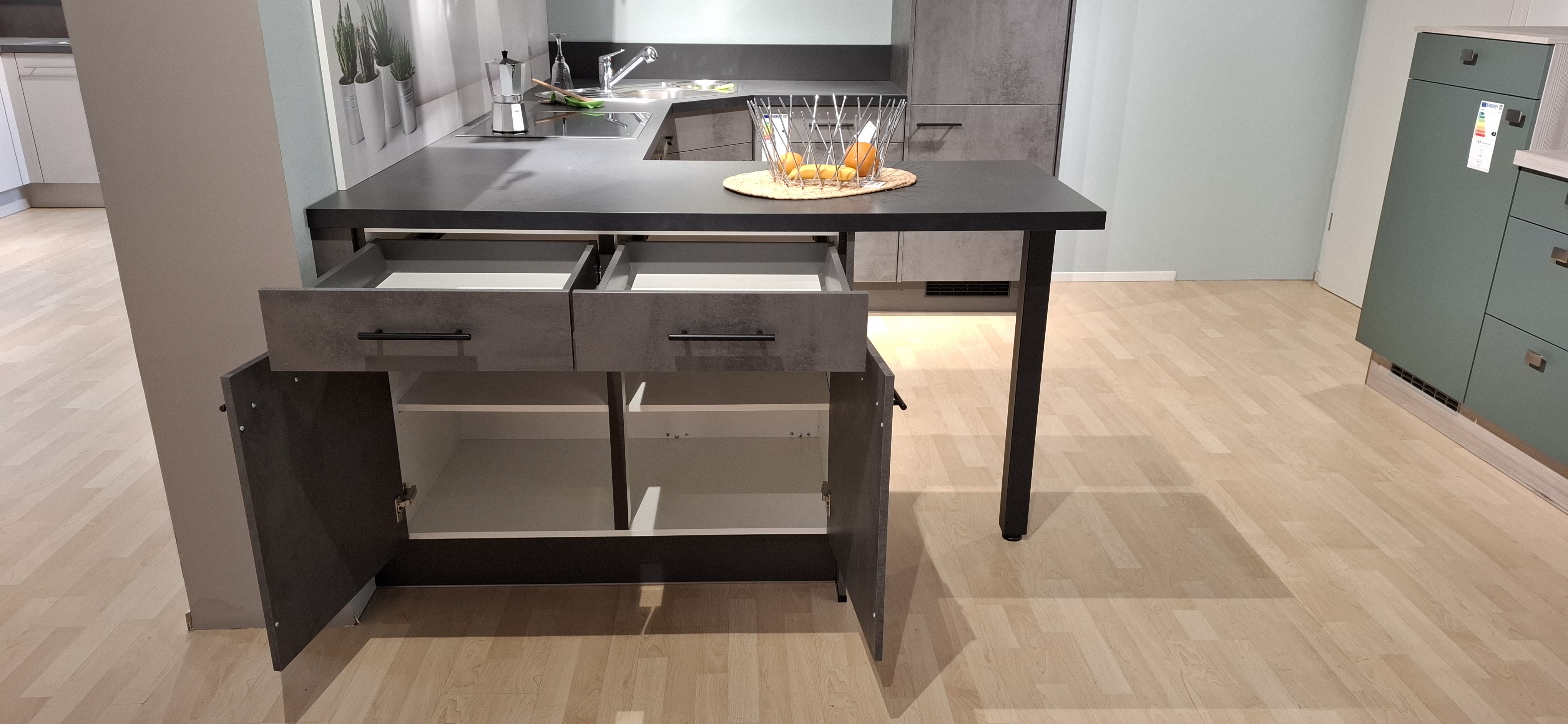 Einbauküche IP 1200 der Marke Impuls Weitere  Blick in die geöffneten Unterschränke an der Rückseite der linken U-Form