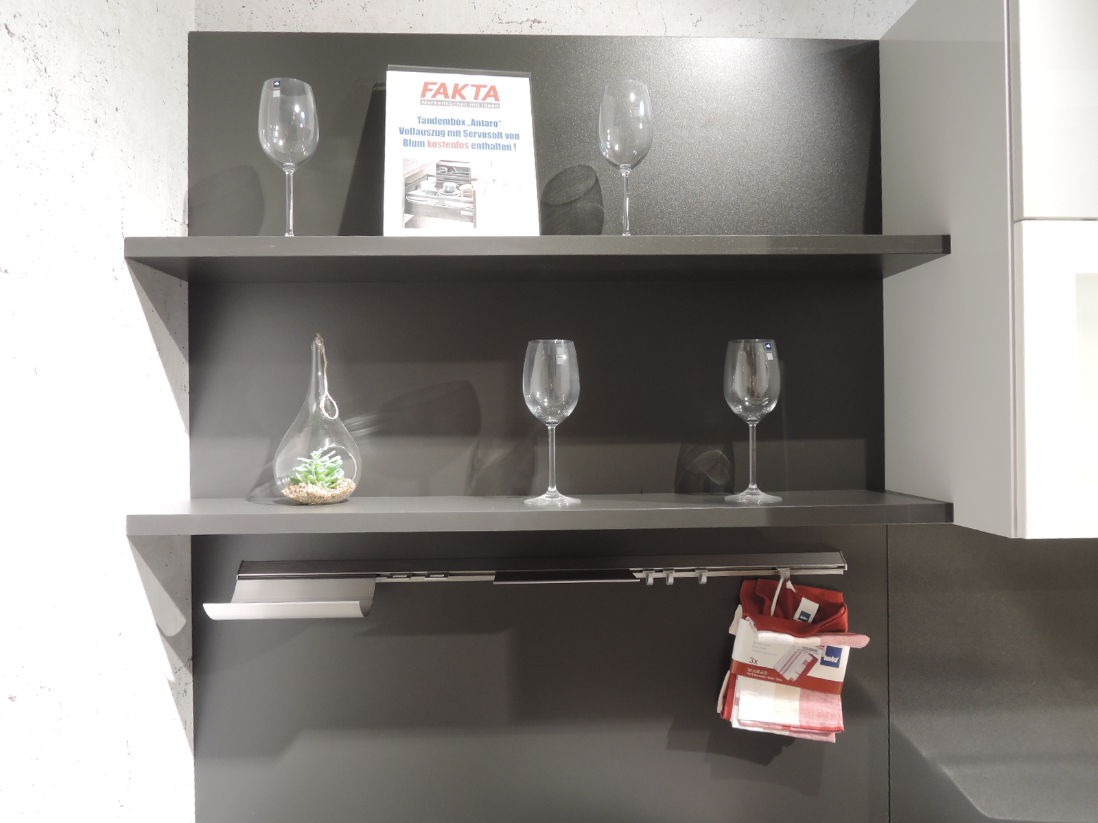 Blick auf die seitlichen Regalböden mit darunterliegendem Relingsystem