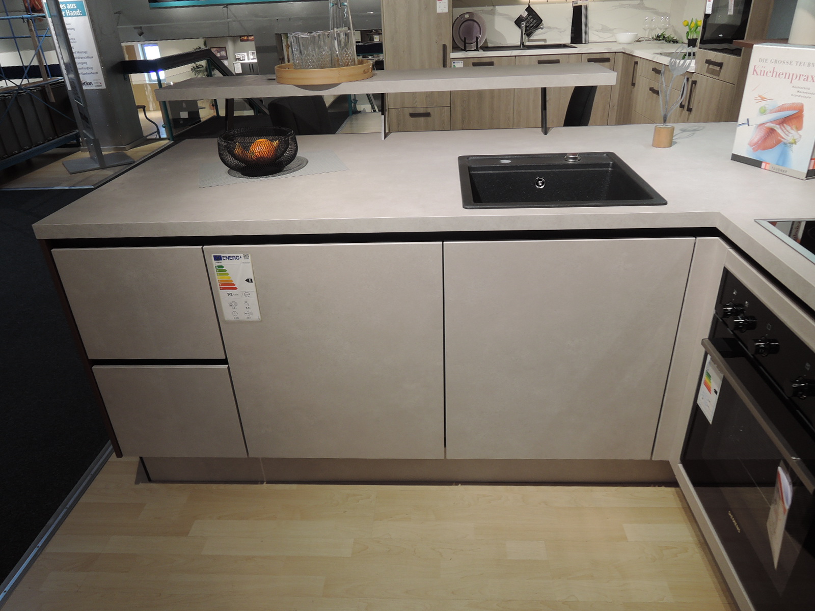 Blick in die Innenseite  auf Geschirrspüler und Spüle