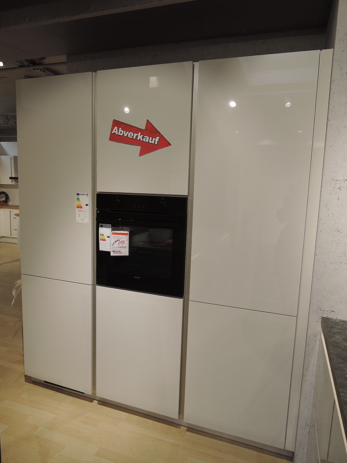 Blick auf die linke Küchenzeile