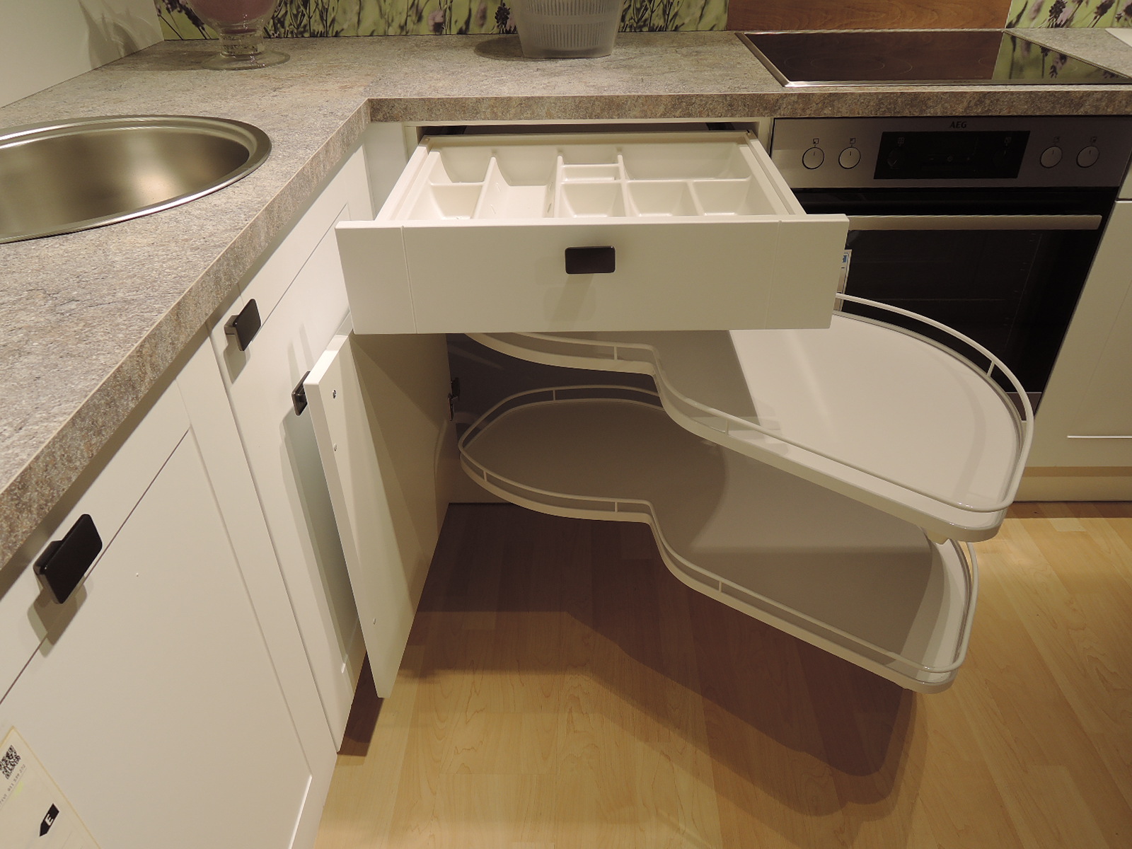 Blick auf die LeMans Schwenk-Eckauszüge sowie in die darüberliegende Schublade mit Besteckeinsatz