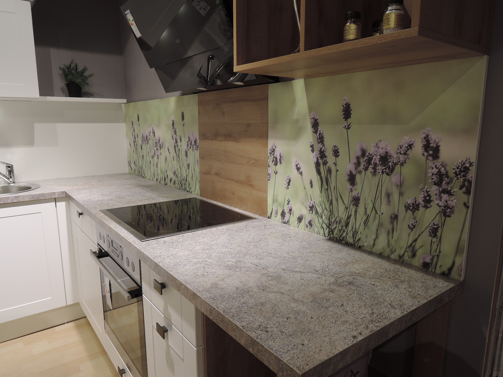 Blick seitlich auf die Nischenrückwand und Arbeitsplatte