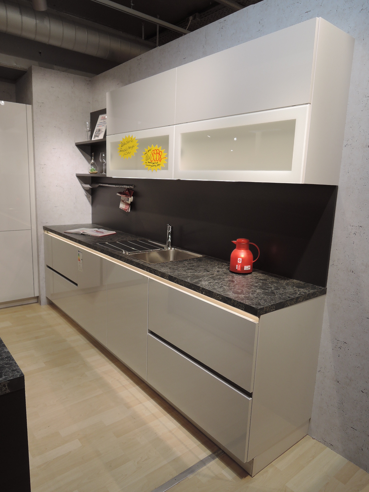 Seitlicher Blick auf die Küchenzeile hinter der Kochinsel