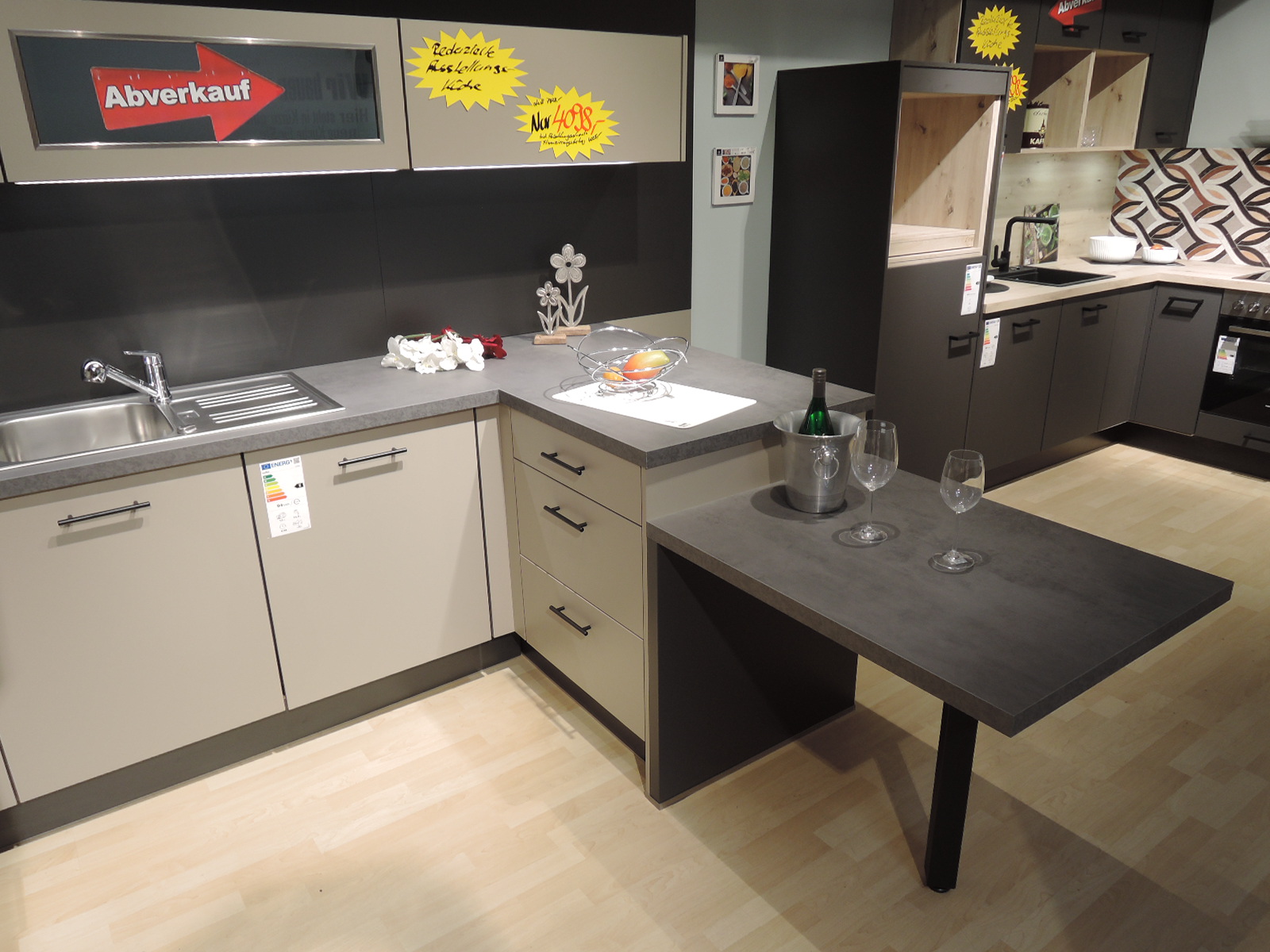 Blick auf die rechte Innenseite der U-Küche mit Tisch