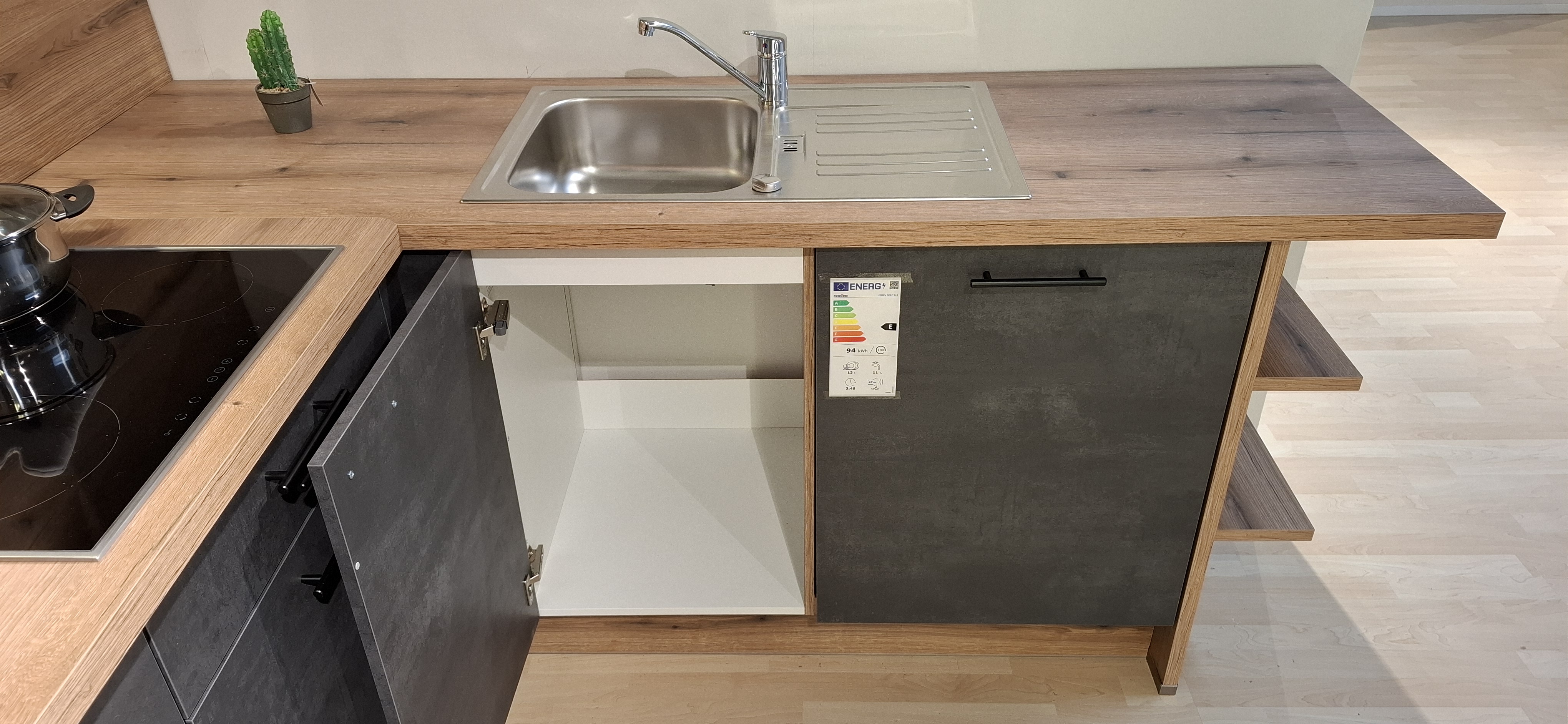 Blick in den geöffneten Spülenunterschrank