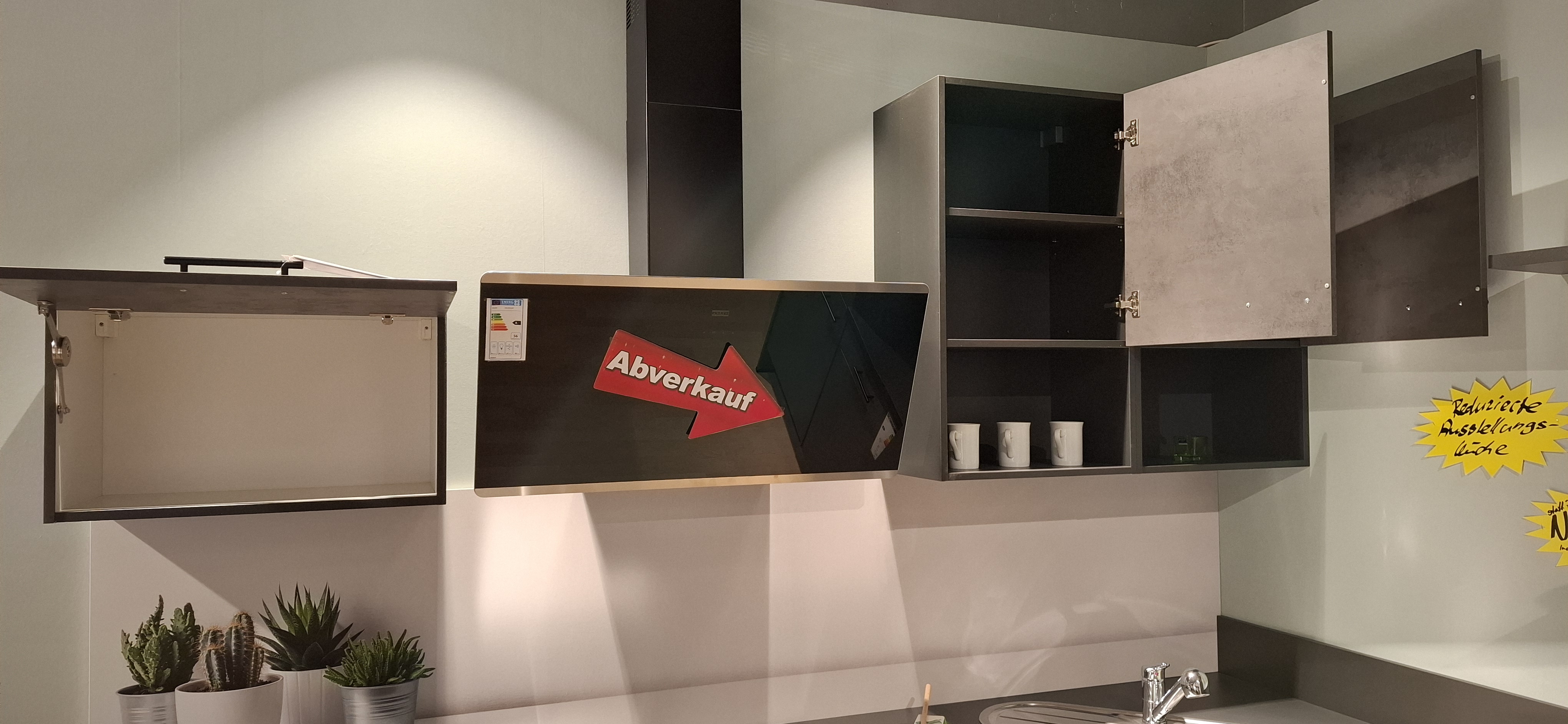 Einbauküche IP 1200 der Marke Impuls Weitere  Blick in die geöffneten Hängeschränke und auf die Dunsthaube