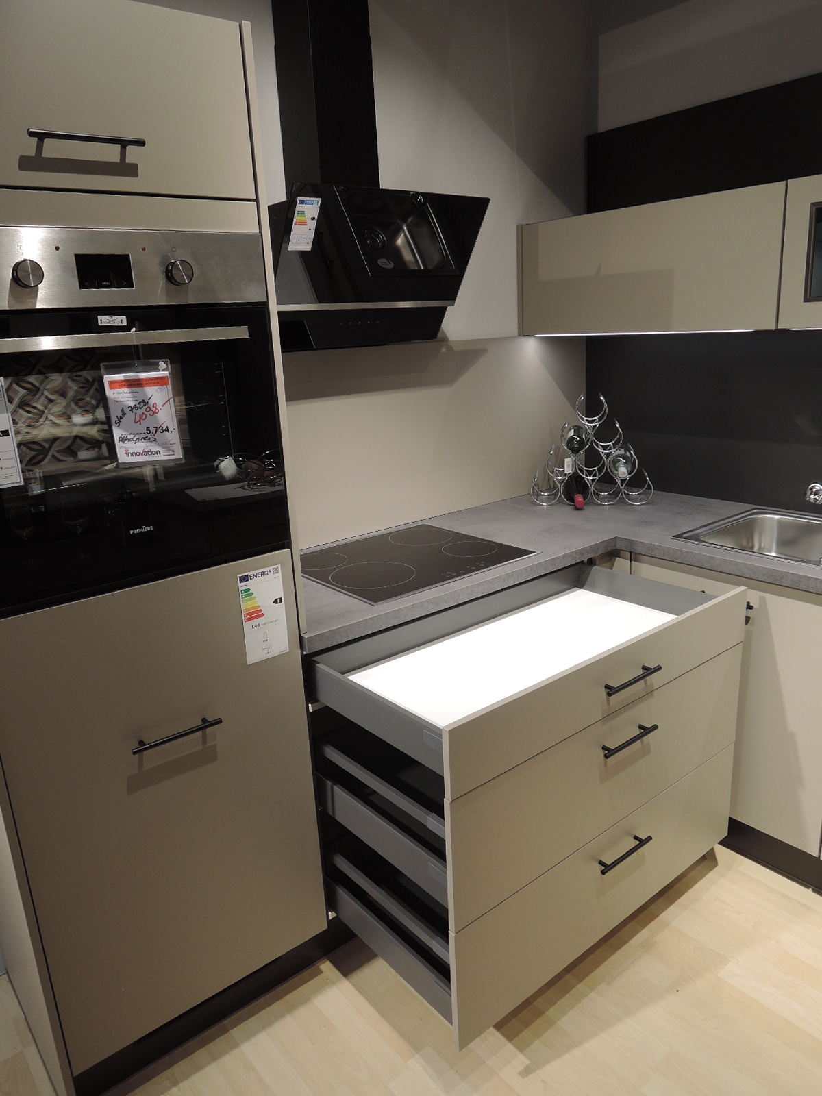 Blick auf die linke Seite der U-Küche mit geöffneten Schubladen unterhalb des Cerankochfeldes