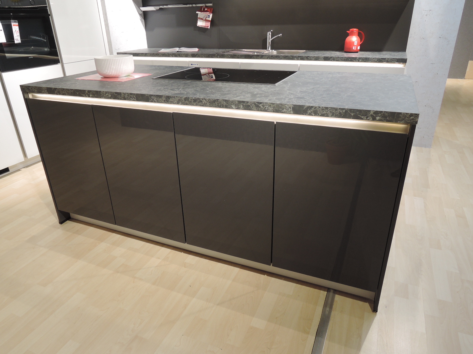 Direktansicht auf die Rückseite der Kochinsel