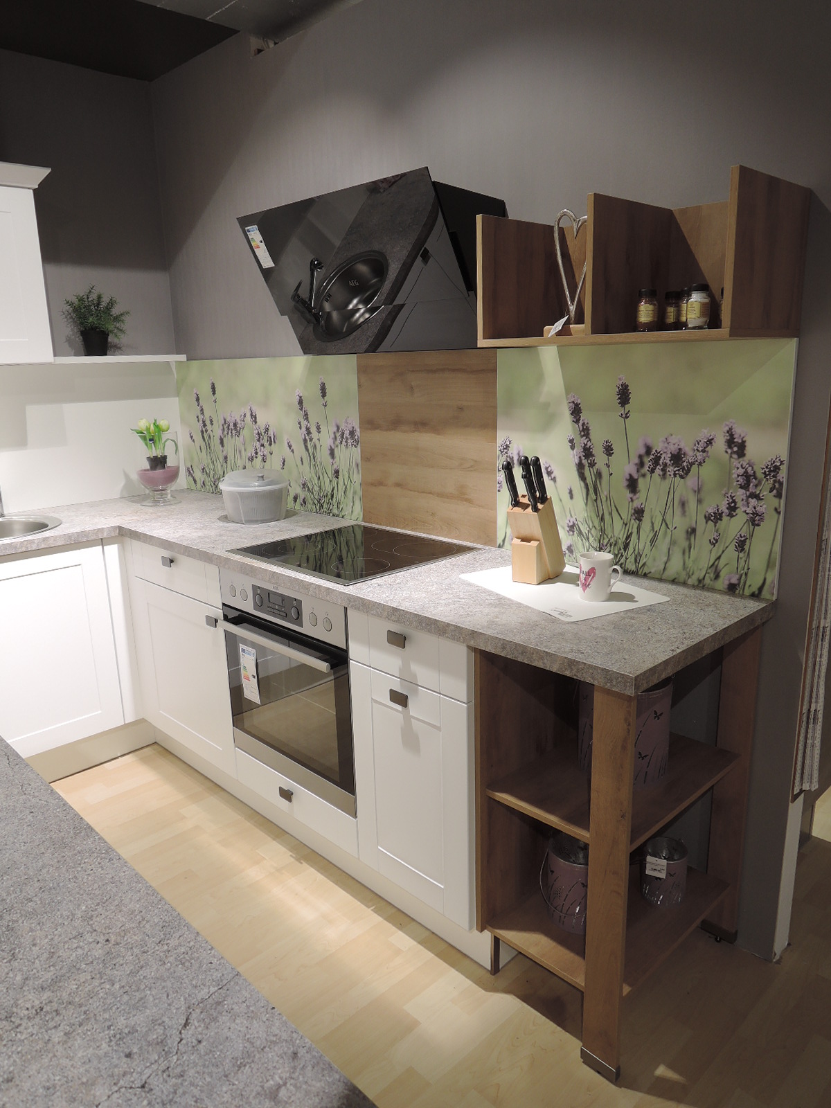 Blick auf die rechte Seite der L-Küche mit offenem Regal unter der Arbeitsplatte