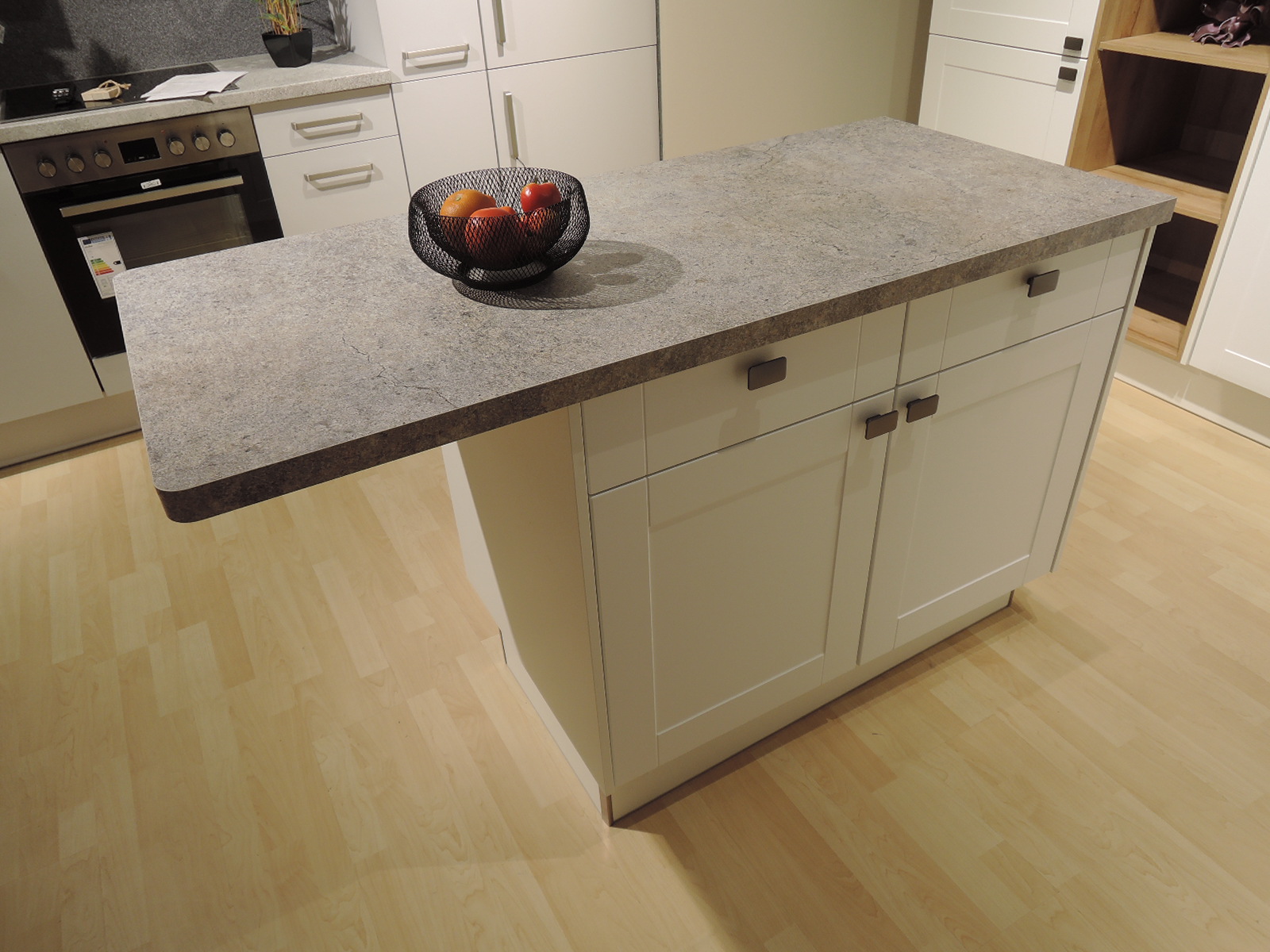 Blick auf die Vorderseite der Arbeitsinsel