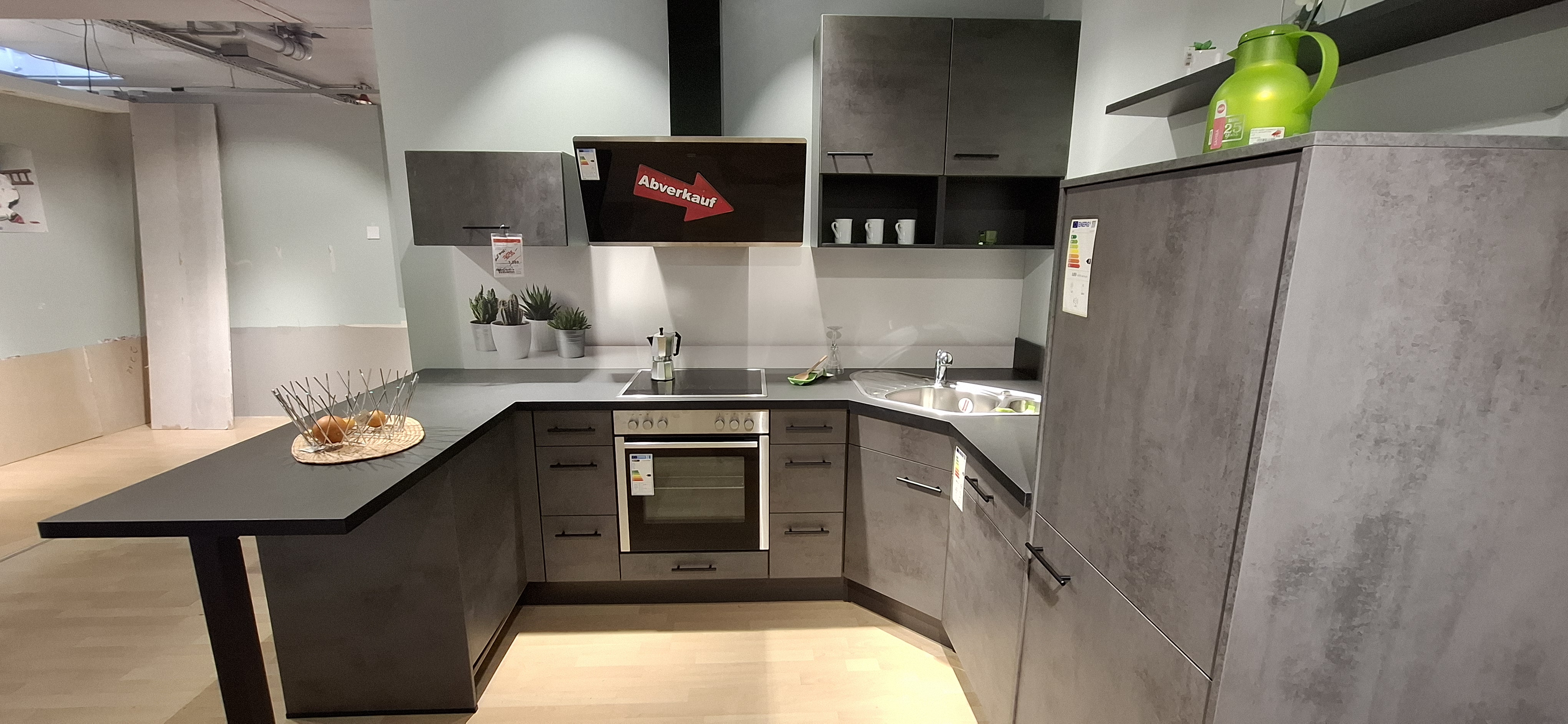 Einbauküche IP 1200 der Marke Impuls Weitere  Blick in die Einbauküche auf Hängeschränke, Dunsthaube und Herd