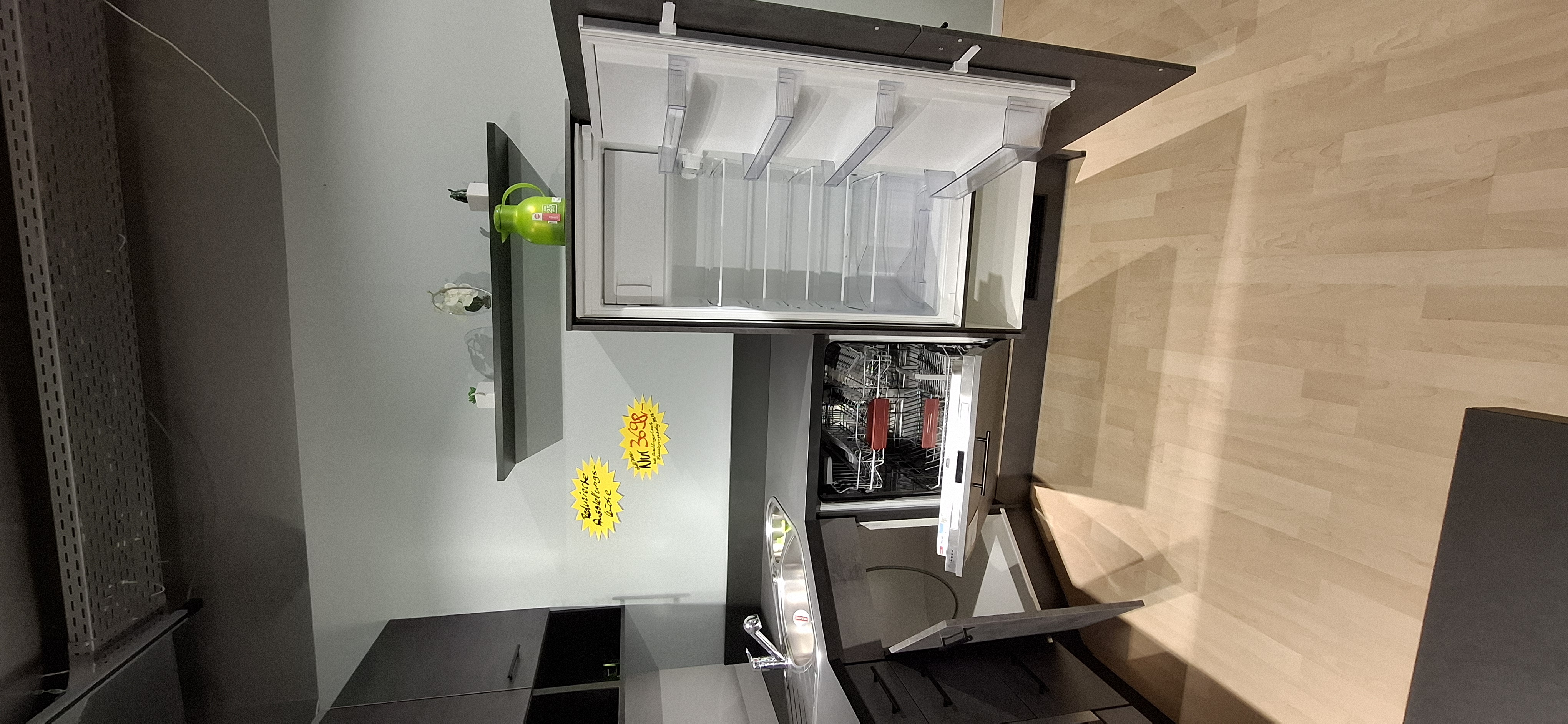 Einbauküche IP 1200 der Marke Impuls Weitere  Blick in den geöffneten Spülenunterschrank, Geschirrspüler und Einbau-Kühlautomaten