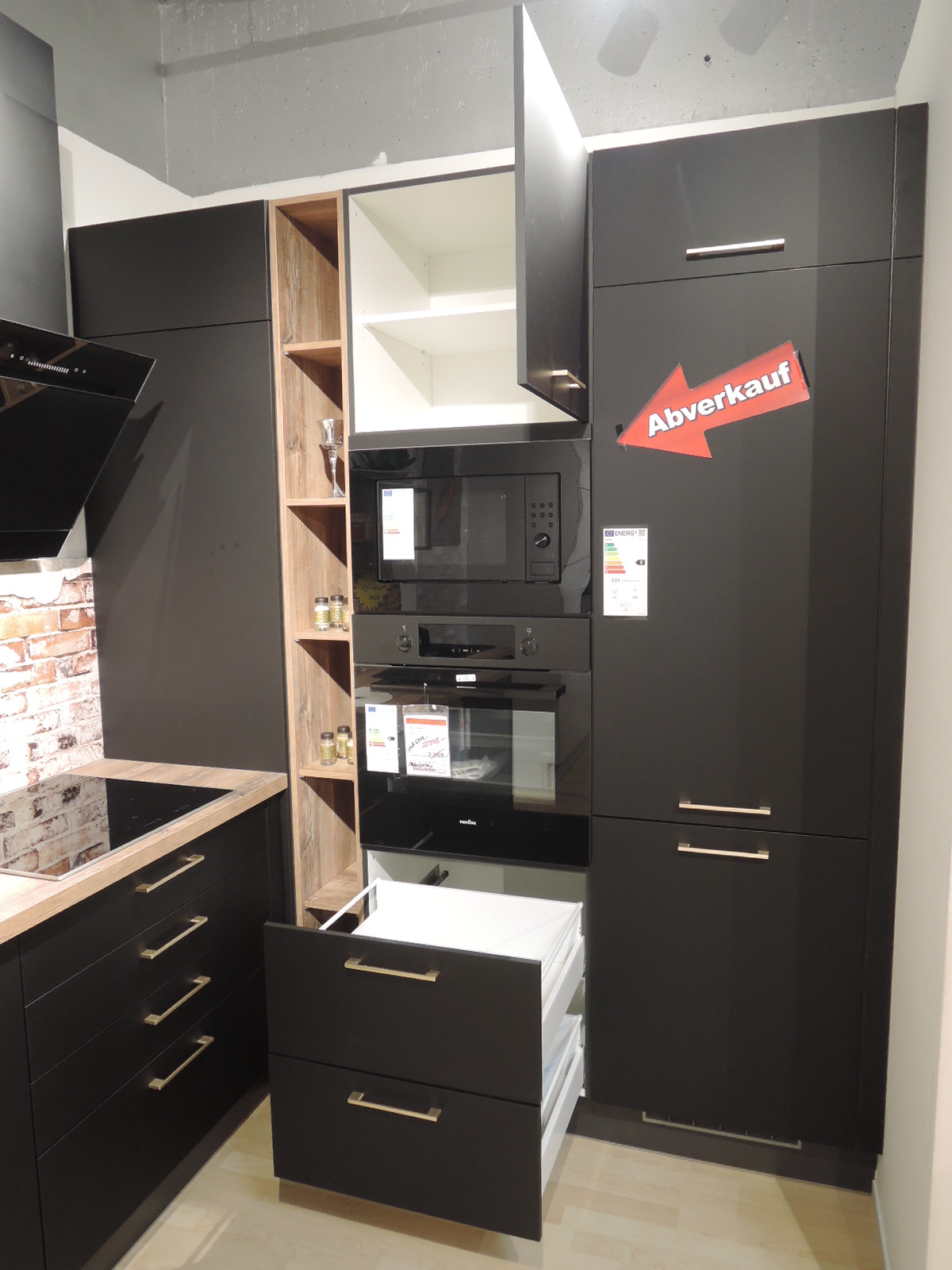 Blick in die Auszüge unterhalb des Backofens und in den Schrank über der Mikrowelle