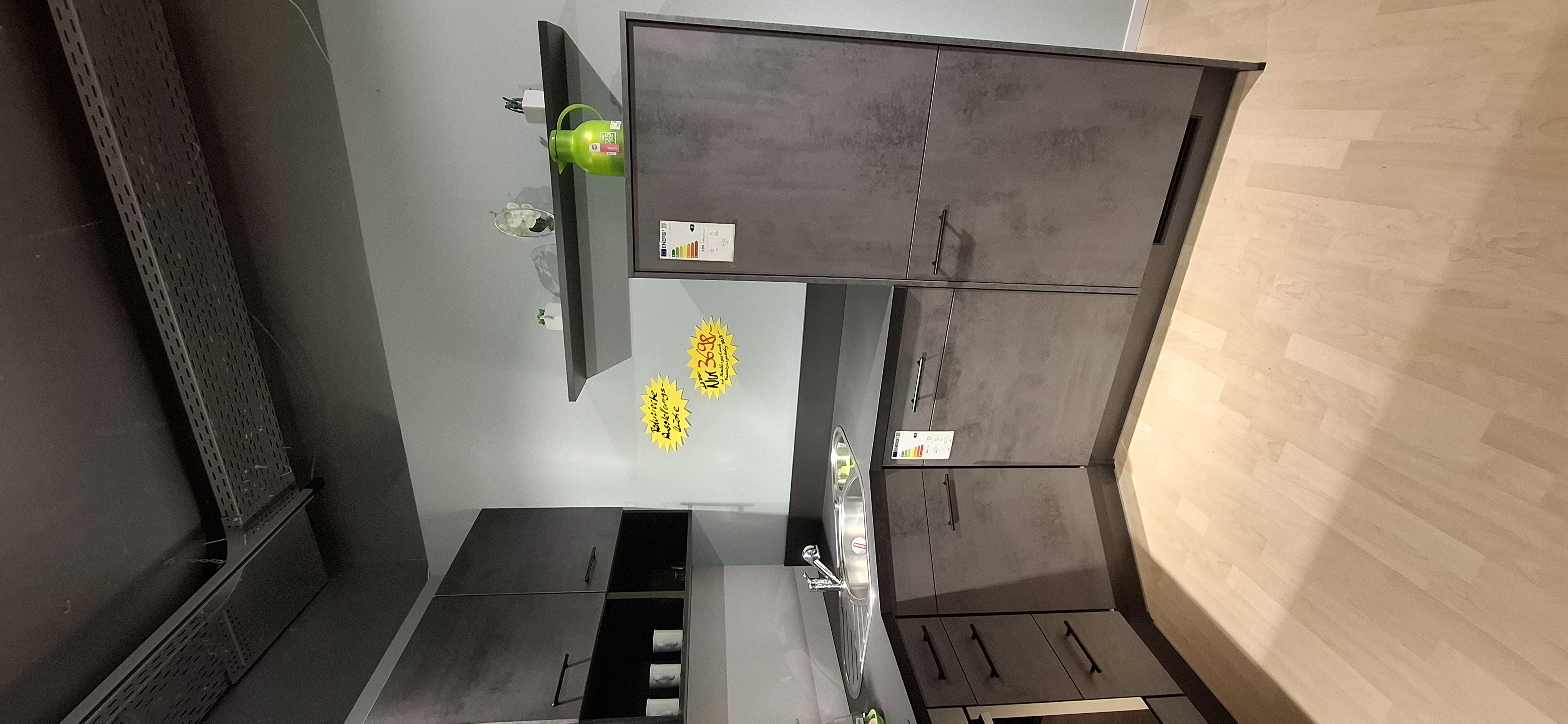 Einbauküche IP 1200 der Marke Impuls Weitere  Blick in die Einbauküche auf die rechte Seite mit Sicht auf den Einbau-Kühlautomat