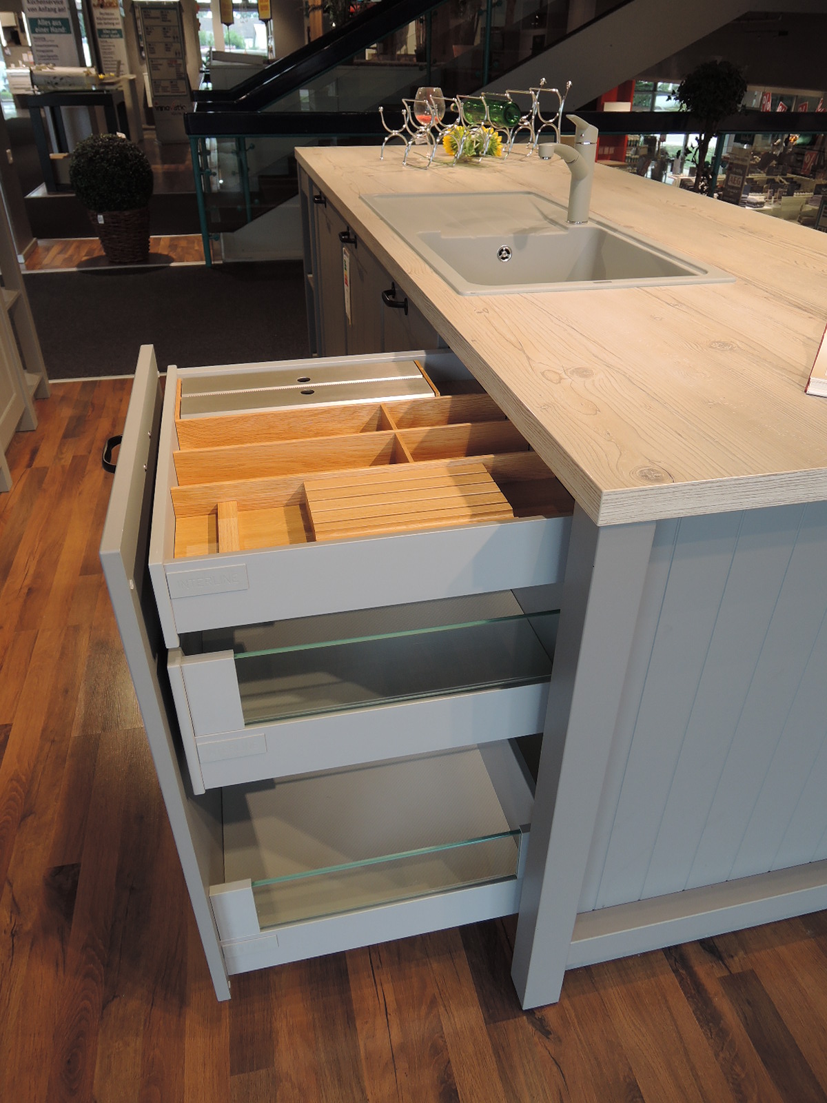 Blick in den geöffneten Auszugunterschrank rechts von der Spüle